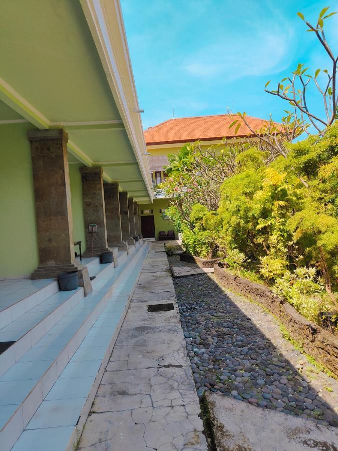 Berlian Inn Kuta Beach Exterior photo