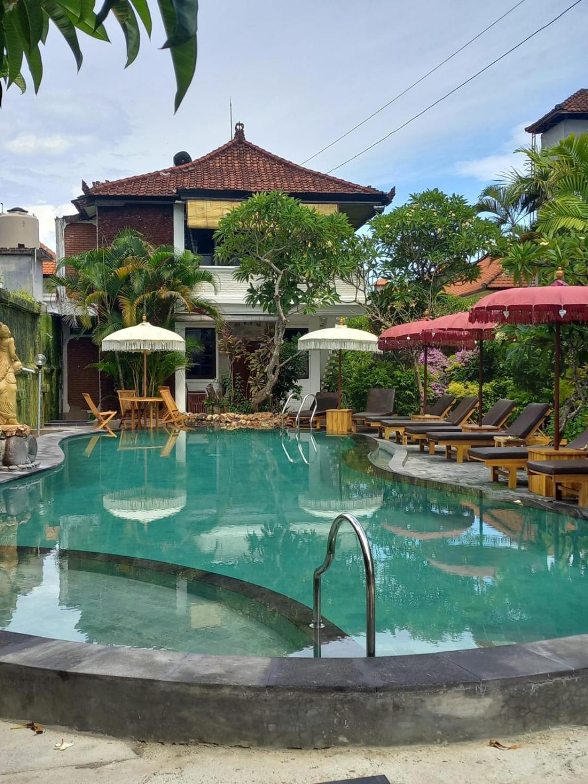 Berlian Inn Kuta Beach Exterior photo