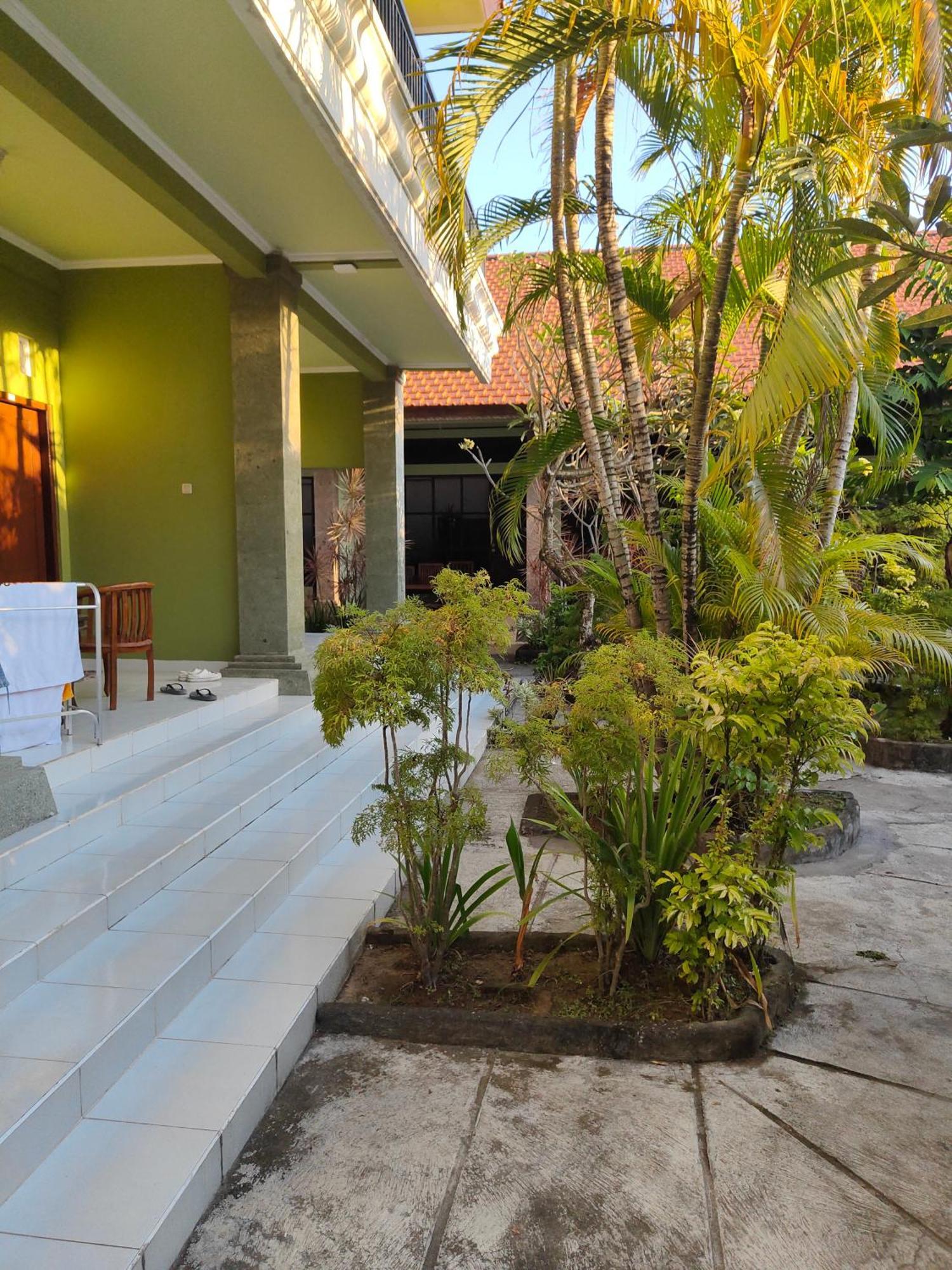 Berlian Inn Kuta Beach Exterior photo