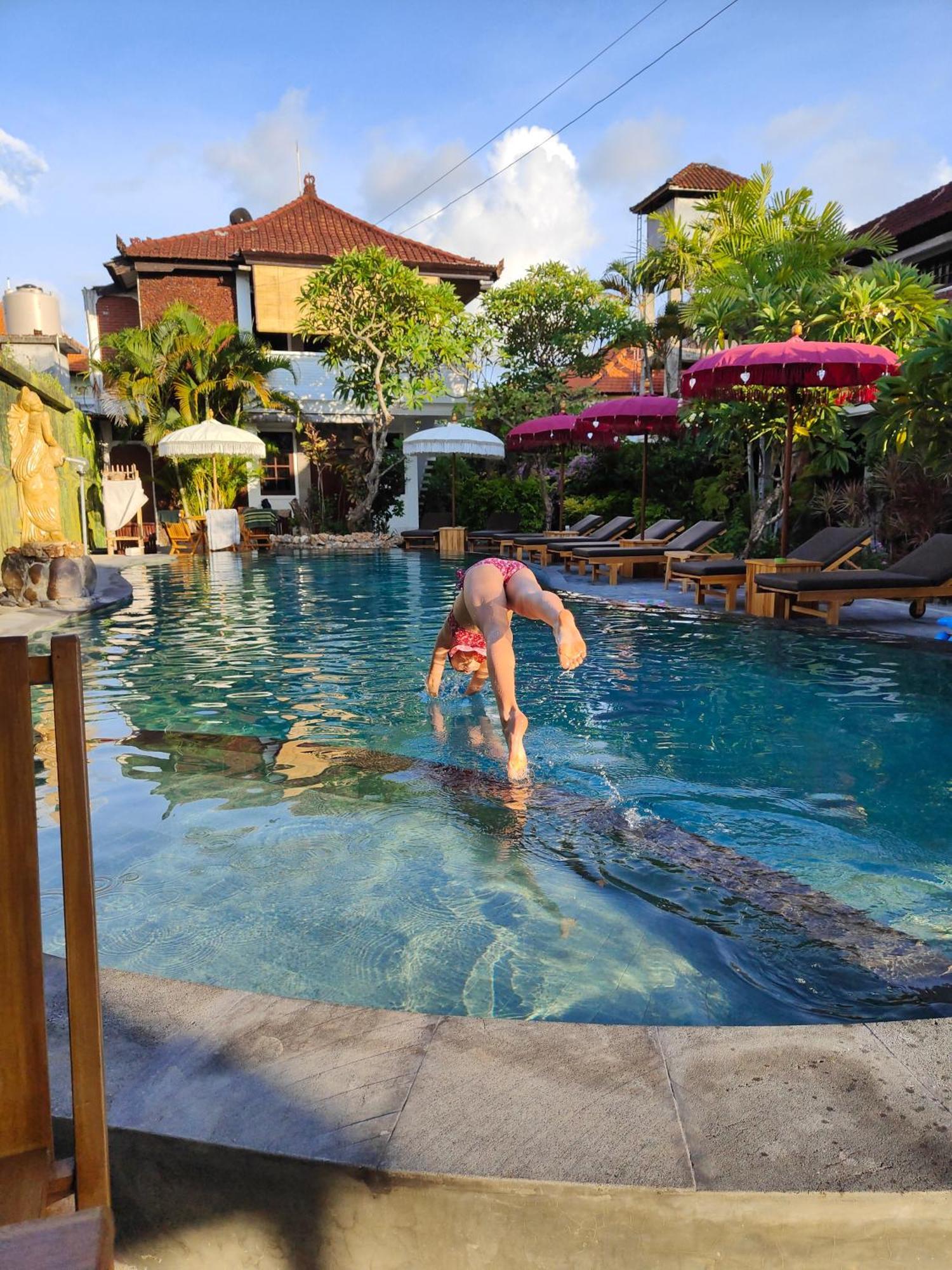 Berlian Inn Kuta Beach Exterior photo