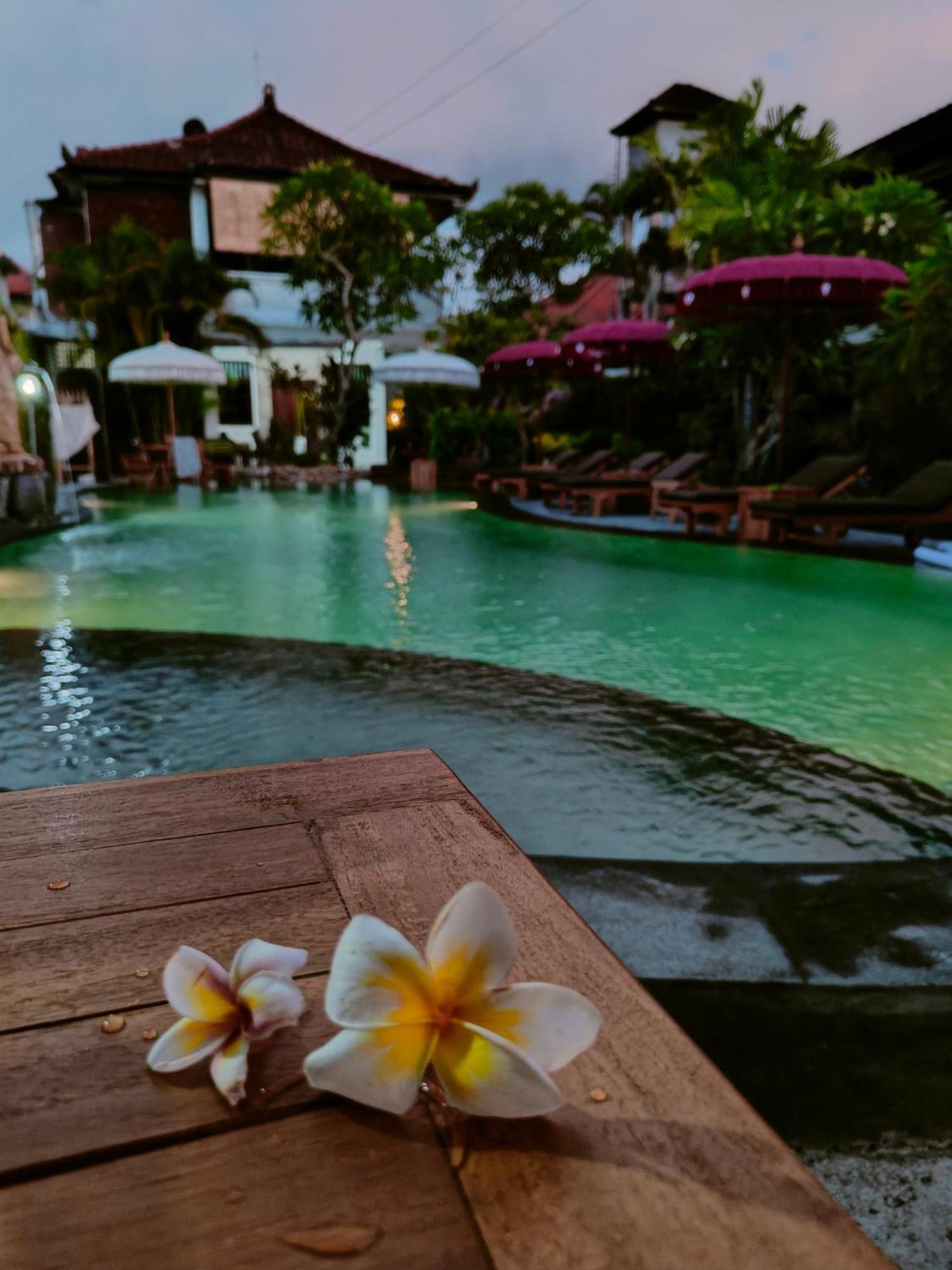 Berlian Inn Kuta Beach Exterior photo