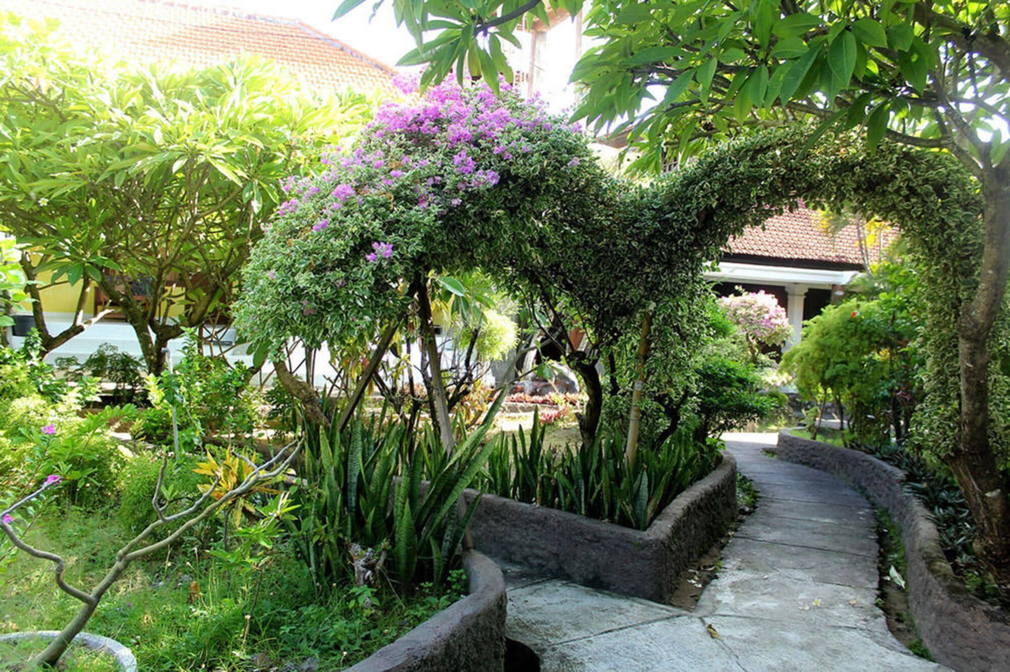 Berlian Inn Kuta Beach Exterior photo